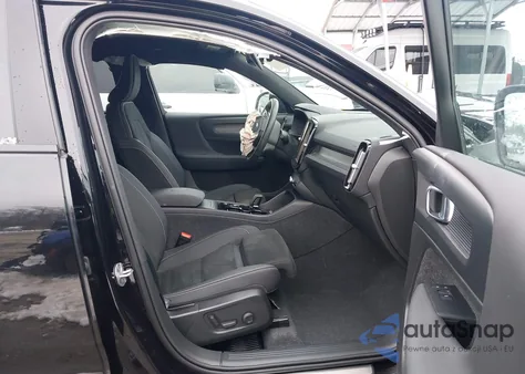 2023 Volvo Xc40 B5 Plus Dark Theme z USA, uszkodzony, nr VIN YV4L12UW1P2112497